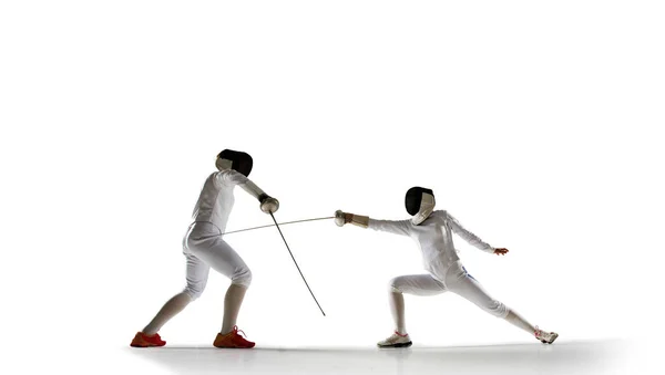 Deux Athlètes Féminines Escrime Battent Isolées Sur Blanc — Photo