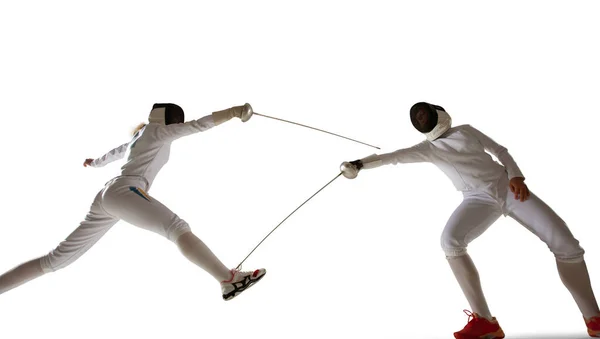 Dos Mujeres Atletas Esgrima Luchan Aisladas Blanco — Foto de Stock