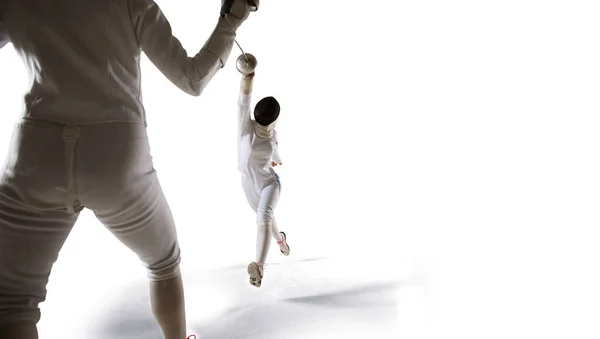 Дві Жіночі Огорожі Спортсмени Борються Ізольовані Білому — стокове фото