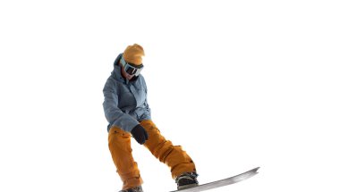 Snowboardçu beyazda izole edildi