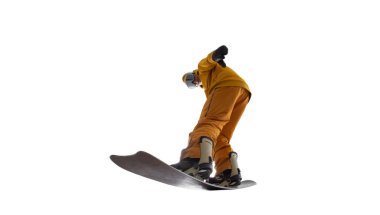 Snowboardçu beyazda izole edildi