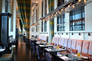 Ana yemek salonunda güzel yemek Restoran
