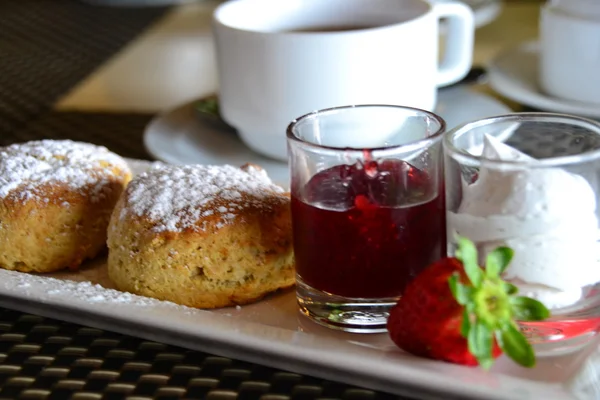 Çörekler çilek reçeli ve taze krema ile; Çörekler çilek reçeli ve taze krema ile