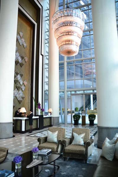 otel lobisi ile yüksek tavan