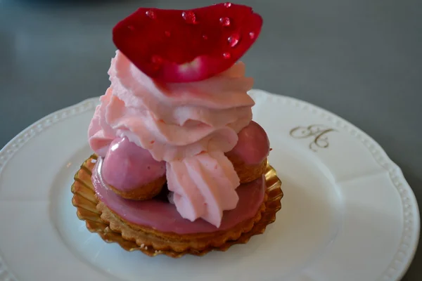 Sobremesa pastelaria eclairs, creme, geléia pétala de rosa — Fotografia de Stock