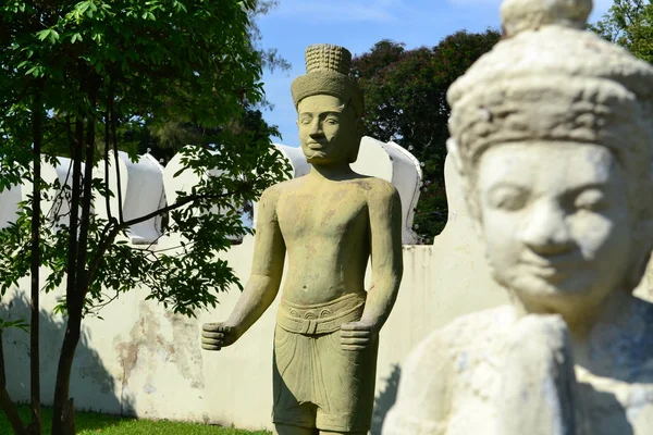 2 statues in Royal Palace in Phnom Penh, Cambodia — Stock Photo, Image