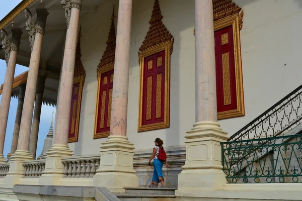 王宮、プノンペン、カンボジアで寺を歩く観光客 — ストック写真