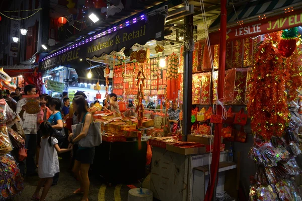 Winkelen voor Chinees Nieuwjaar decoratie. — Stockfoto