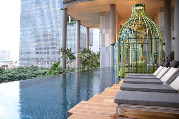 havuz kenarında şezlong