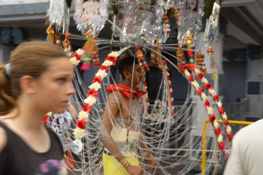 devotee thaipusam Festivali 2013 yanında yürüyen turist