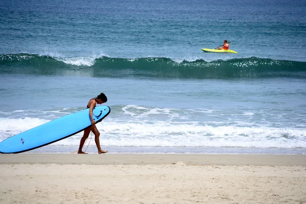 Mujer con tabla de surf en China Beach (My Khe Beach ) — Foto de Stock