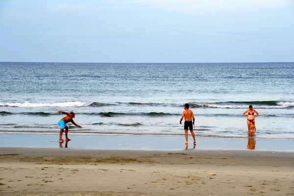Ludzie grający na China Beach (My Khe Beach) — Zdjęcie stockowe