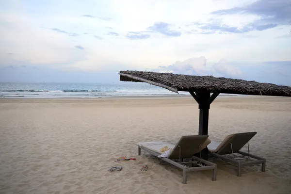 Beschutte ligstoelen op China Beach (mijn Khe Beach) — Stockfoto