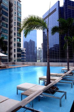koltuklar yüzme havuzunda yüksek katlı condominium tarafından bina