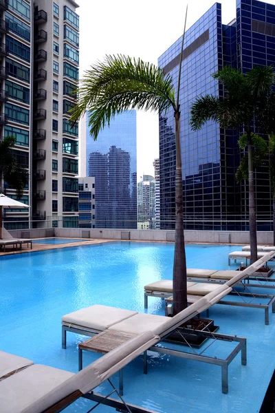koltuklar yüzme havuzunda yüksek katlı condominium tarafından bina