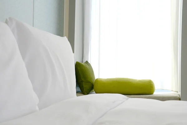Cama y almohadas en condominio o apartamento o habitación de hotel —  Fotos de Stock
