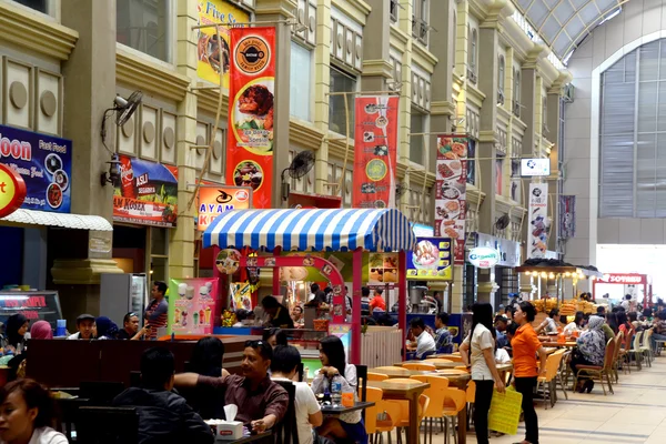 Rua gastronômica no Centro Comercial Nagoya Hill em Batam, Indonésia — Fotografia de Stock