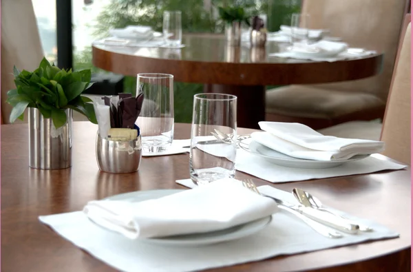 Assiette de porcelaine et table dans un restaurant de grande classe — Photo