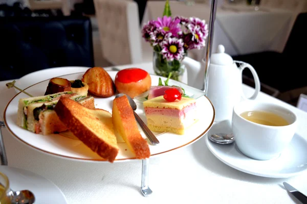 öğleden sonra çay hamur işleri ve pastalar