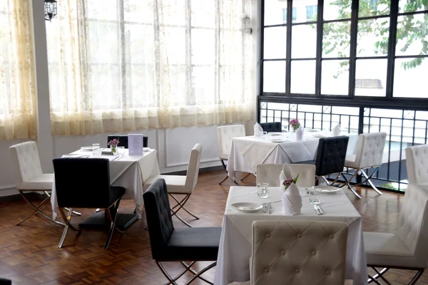 Contemporary Elegant black and white restaurant tables — Stock Photo, Image