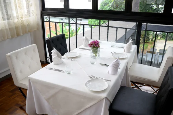 Contemporary Elegant black and white restaurant tables — Stock Photo, Image