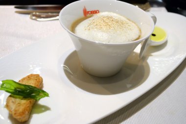 Porcini mantar çorbası cappuccino trüf yağı ve tuscan cantucinni