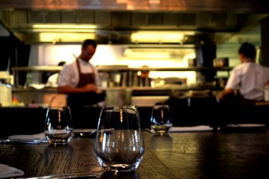 casual yemek restoran açık mutfakta aşçı