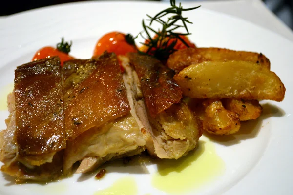 Çıtır çıtır kızarmış patates ile domuz rustico yalakalık, biber, haşlanmış domates ve sarımsak ve biberiye sos