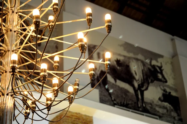 Ljuskrona och vägg konst i restaurang — Stockfoto