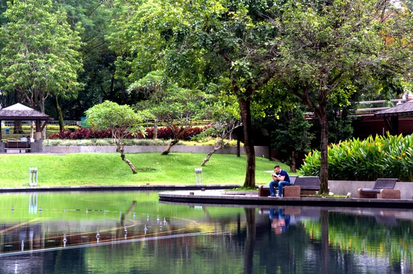 Muž v klcc park v kuala lumpur, Malajsie — Stock fotografie