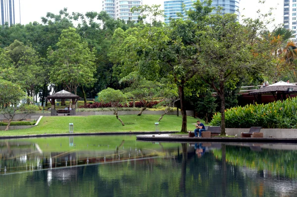 Mies KLCC Parkissa Kuala Lumpurissa, Malesiassa — kuvapankkivalokuva
