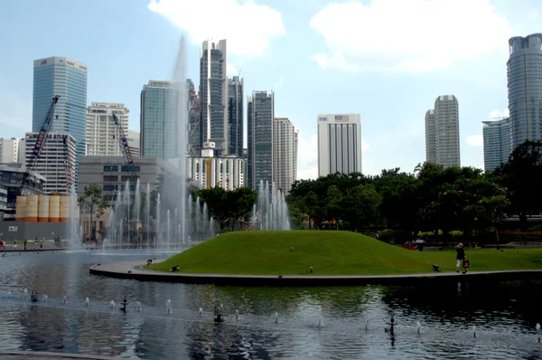 Fontana nel parco KLCC a Kuala Lumpur, Malesia — Foto Stock