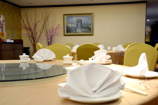 Tabeli w grzywny jadalnia wysokiej klasy chińska restauracja — Zdjęcie stockowe