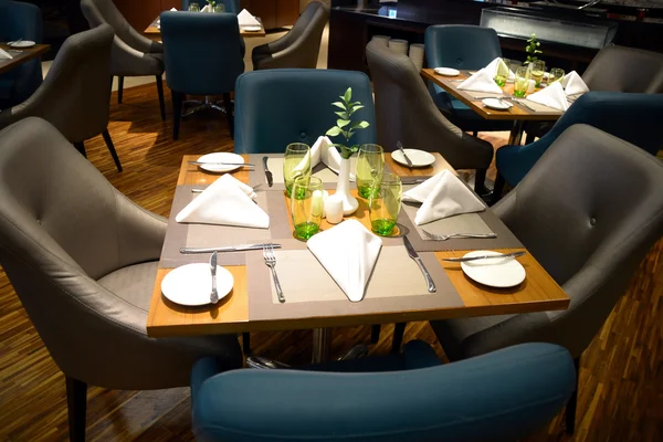 Cenário de mesa em restaurante de classe alta de jantar fino — Fotografia de Stock