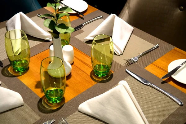 Cenário de mesa em restaurante de classe alta de jantar fino — Fotografia de Stock