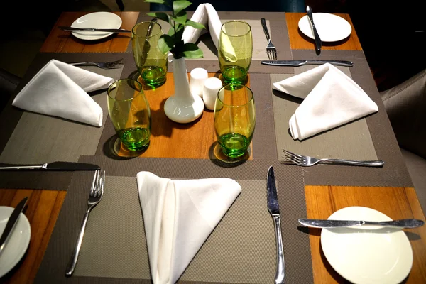 Cenário de mesa em restaurante de classe alta de jantar fino — Fotografia de Stock