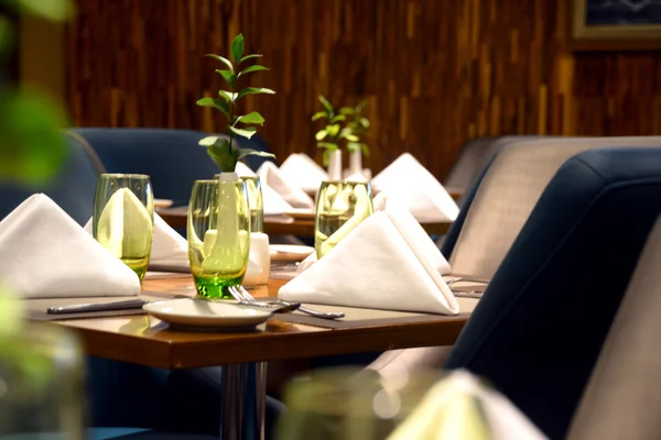 Apparecchiatura della tavola nel ristorante di alta classe — Foto Stock