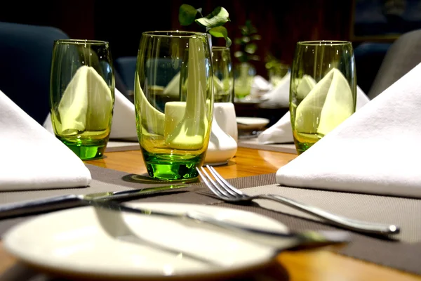 Cenário de mesa em restaurante de classe alta de jantar fino — Fotografia de Stock