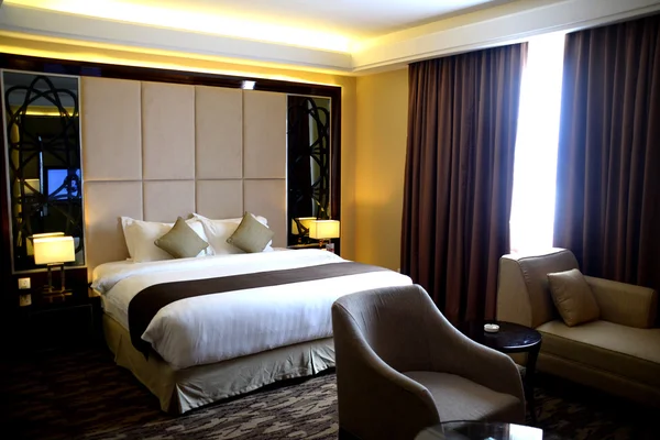 Роскошная спальня в кондо или отеле — стоковое фото