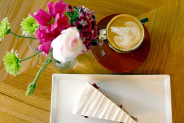 Red velvet kek tatlı ve Cafe latte