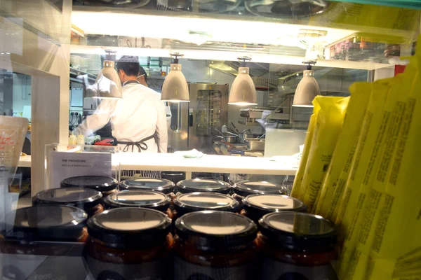 Kuchaři v kuchyni kavárny a bistra na ulici orchard road, Singapur — Stock fotografie