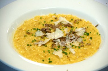 Safran risotto ile traş beyaz trüf