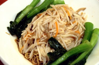 Kızarmış ee fu şehriye