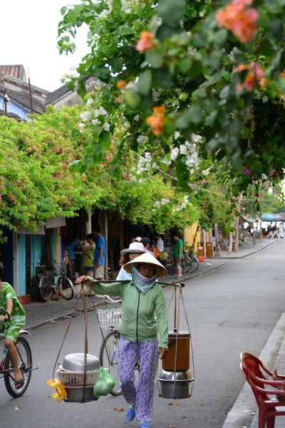 Vietnamese Street Hawker at Hoi An with Non La Hat — Stock Photo, Image