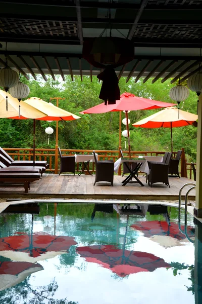 Swimming pool and deck chairs in hotel in Hoi An Vietnam — Stock Photo, Image