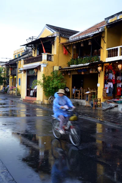 Ciclista local en patrimonio de la UNESCO en Hoi An, Vietnam —  Fotos de Stock