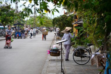 Vietnam sokak hawker hoi, bir sigara la şapka ile