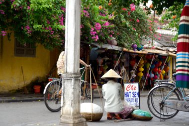 Vietnam sokak hawker hoi, bir sigara la şapka ile