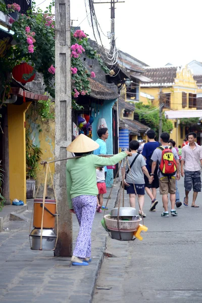 Vietnamese Street Hawker at Hoi An with Non La Hat — Stock Photo, Image