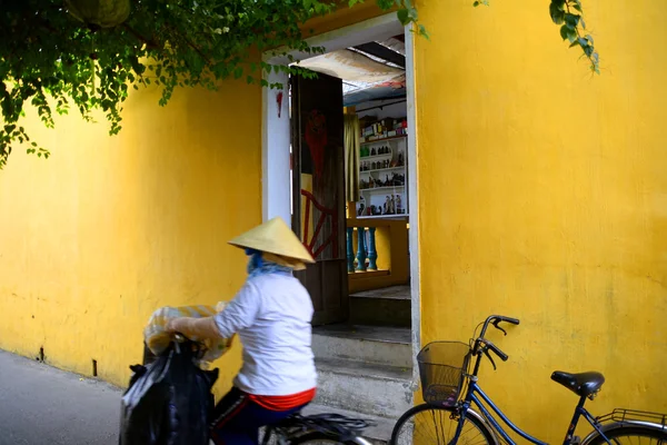 非拉传统帽子教科文组织文化遗产在安越南当地骑自行车的人 — 图库照片